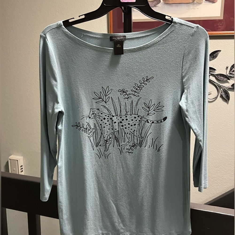 EUC Ann Taylor Blue Graphic Women's Top 3/4 Sleeves Size XS #084